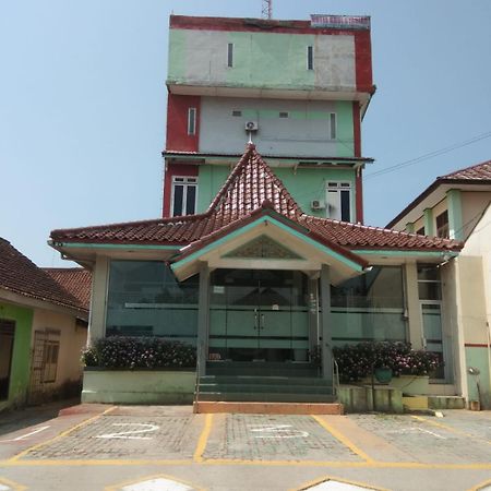 Hotel Krui Syariah Экстерьер фото